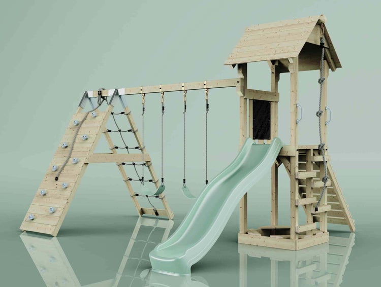 Spielturm aus Holz mit Rutsche, zwei Schaukeln, Kletterwand mit Seil und Seilnetz, Draufsicht.