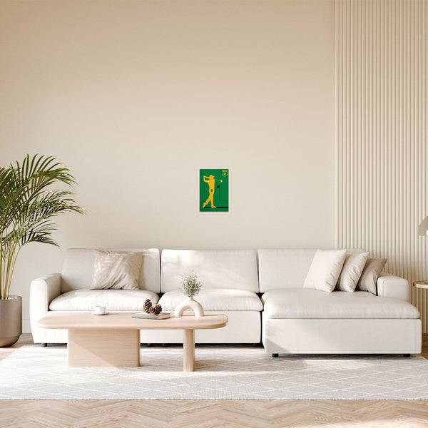 Ein Wohnzimmer mit einem Sofa, einem Tisch und einem grünen Golfkunstdruck an der Wand.