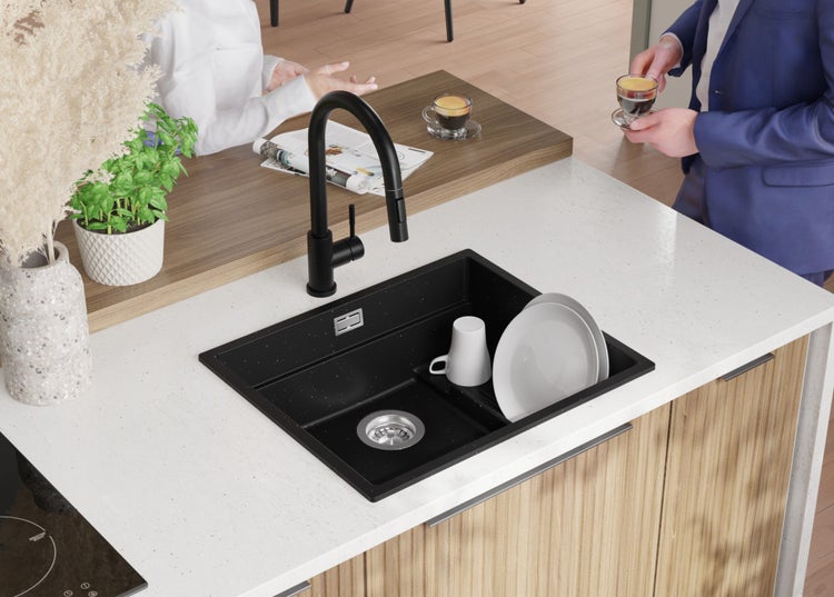 Küchenspüle mit Armatur auf einer Küchentheke