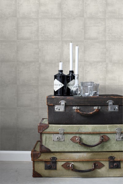 Dekorative Tapete im Vintage-Stil mit gestapelten Koffern und dekorativen Elementen für eine stimmungsvolle Raumgestaltung.