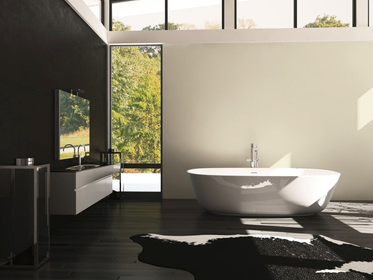 Dekorative Szene mit Pflanze, Limetten und gerahmten Kunstdrucken mit den Aufschriften Liebe und Atmen