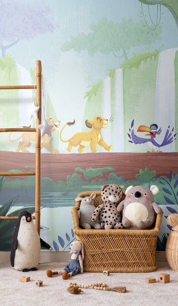 Kinderzimmer mit Wandbild, Leiter und Stofftieren in einem Korb