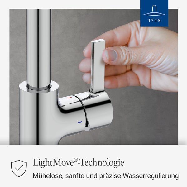 Hand bedient den Hebel einer glänzenden Einhebelmischbatterie, die für eine mühelose und präzise Wasserregulierung steht.