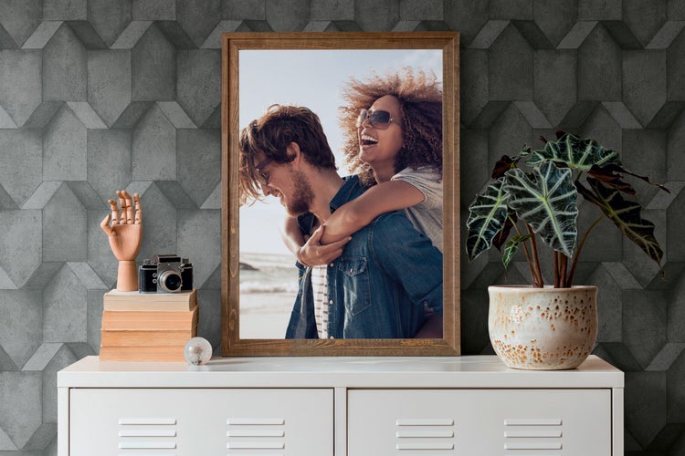 Nahaufnahme einer grauen Strukturtapete mit geometrischem Muster