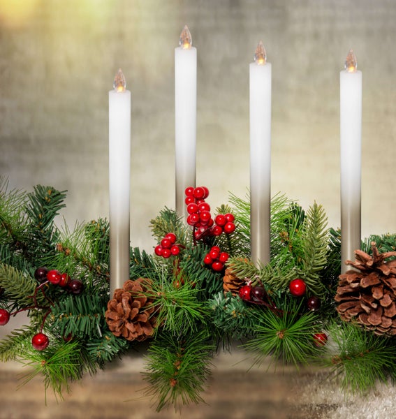 Weihnachtsdekoration mit LED Kerzen, Tannengrün, Zapfen und Beeren