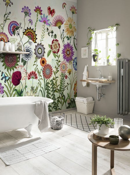 Badezimmer mit floraler Tapete, Badewanne und Waschtisch