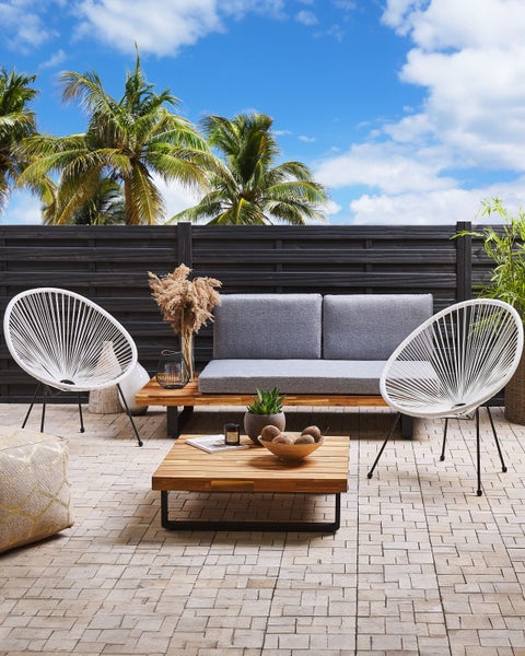 Terrasse mit Sitzgruppe, bestehend aus Sofa, Stühlen und Tisch