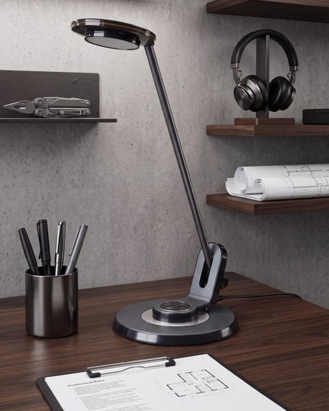 Moderne LED Schreibtischleuchte auf einem dunklen Holztisch in einem Arbeitszimmer mit Wandregalen und technischen Zeichnungen.