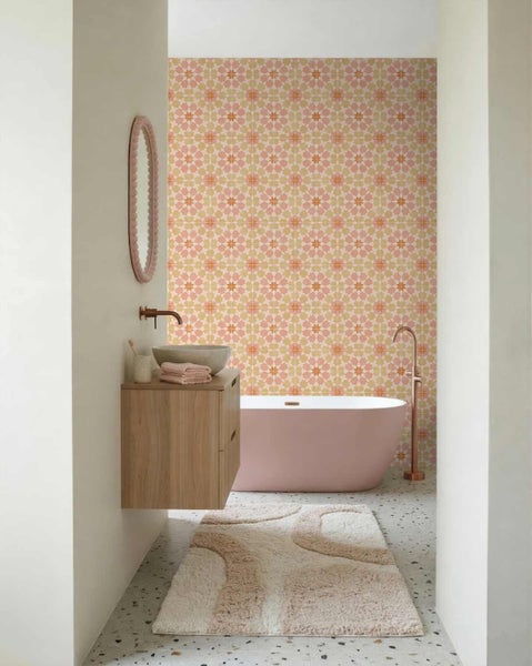 Modernes, helles Badezimmer mit freistehender Badewanne, gemusterten Wandfliesen, Holz-Waschtisch und Terrazzoboden.