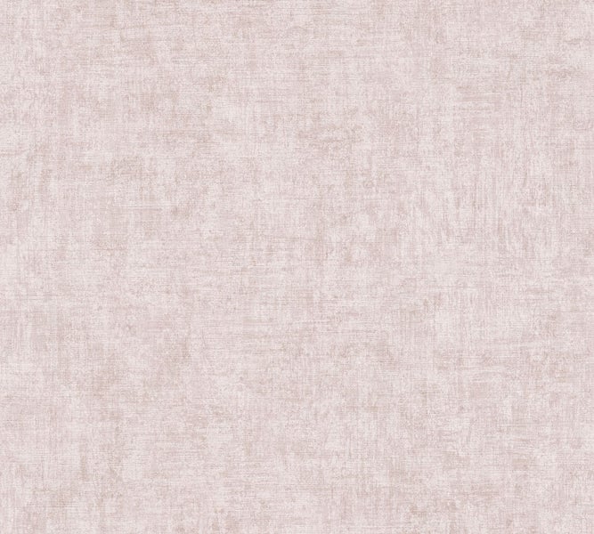 Heller Wohnraum mit Sofa, Stuhl, Teppich und Dekorationen für ein gemütliches Ambiente.