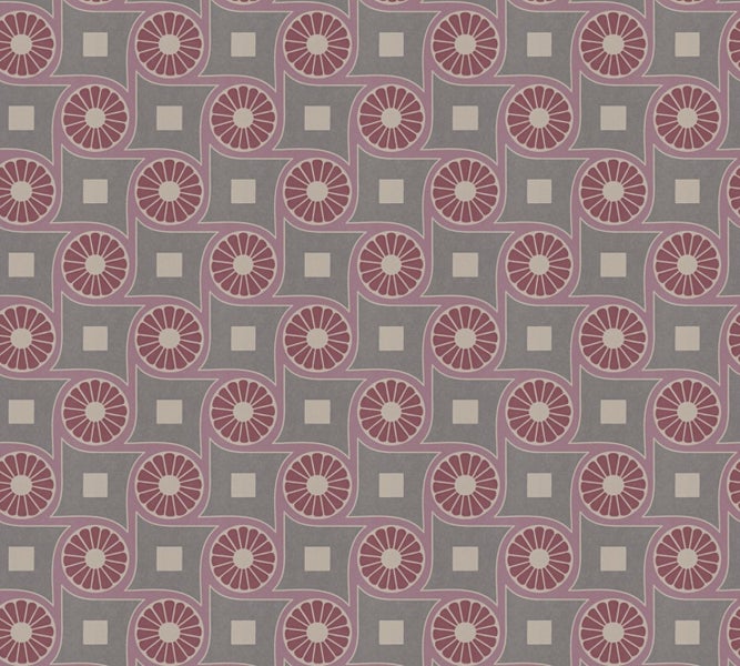 Szene im Garten mit Sonnensegel, Tisch, Stühlen und Sitzsack auf einer Rasenfläche.