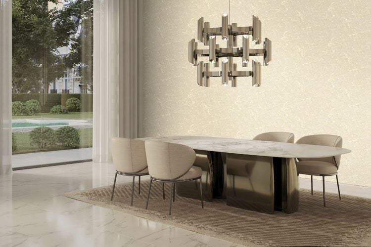 Dekorierter rosa Weihnachtsbaum mit Geschenken in einem Zimmer