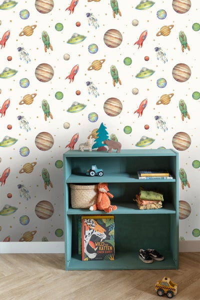 Kinderzimmer mit Regal und Weltraumtapete mit Planeten, Raketen, Raumfahrern und Ufos