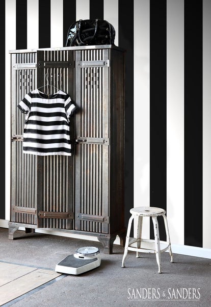 Schrank aus Metall mit gestreiftem Oberteil, Waage und Hocker