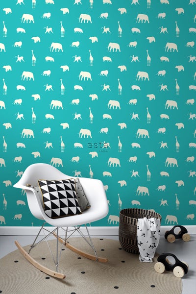 Dekoratives Zimmer mit Tierdrucktapete, Schaukelstuhl und geflochtenem Korb