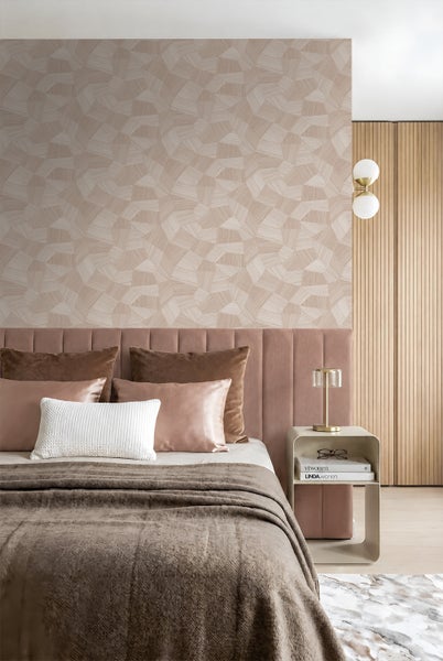 Modernes Schlafzimmer mit geometrischer Tapete mit Holzmaserung Optik, gepolstertem Kopfteil, Nachttisch und Wandleuchte.
