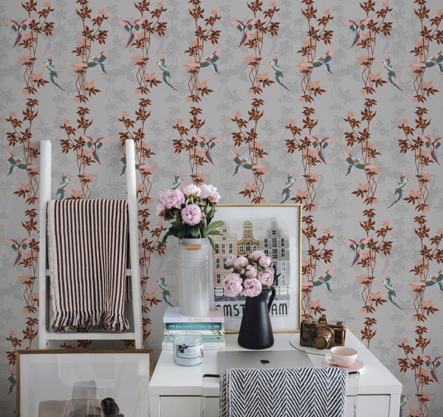 Dekoratives Zimmer mit Tapete, Leiter und Schreibtisch