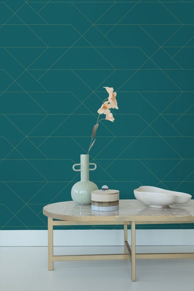Dekoratives Zimmer mit grafischer Tapete, Vase und Tisch