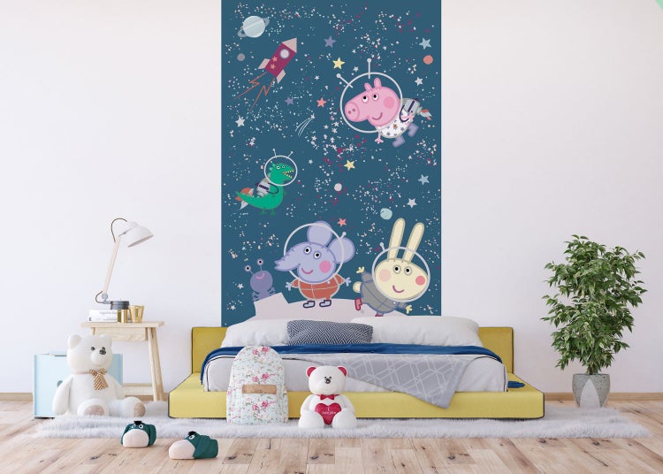 Kinderzimmer mit Peppa Pig Weltraumtapete, Bett, Tischlampe und Dekorationen