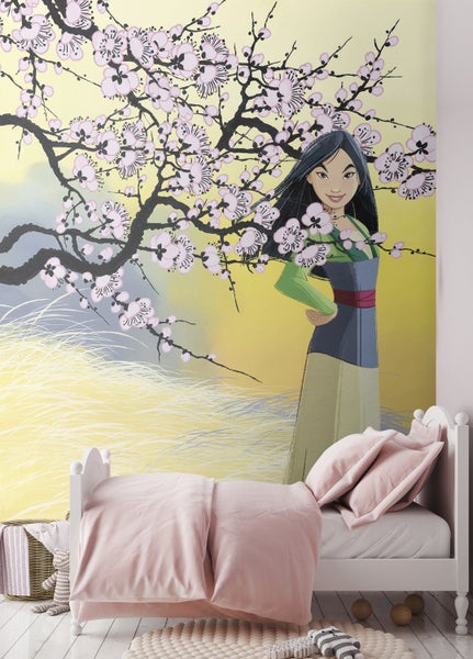 Kinderzimmer mit Wandbild von Mulan und Kirschblüten über einem Kinderbett