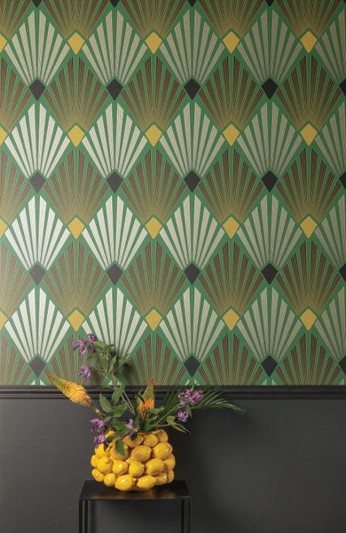 Offener Karton mit gelbem Füllmaterial