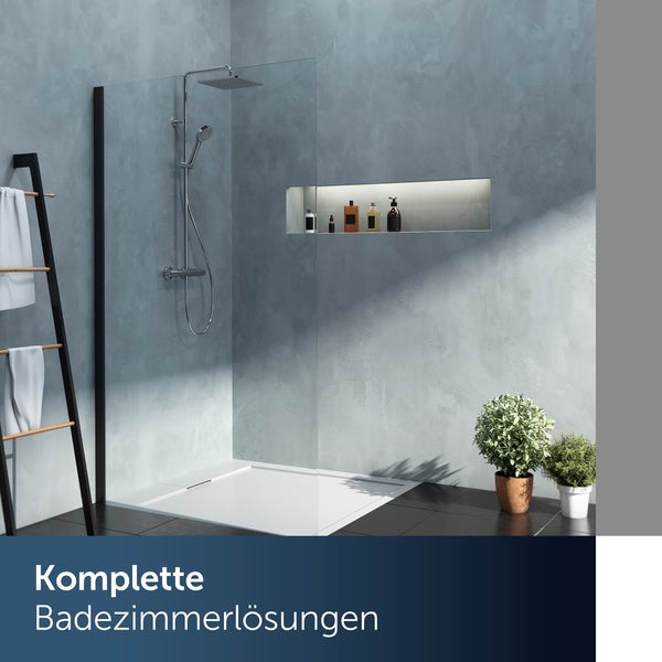 Modernes Badezimmer mit begehbarer Dusche, Glasduschwand, flacher Duschwanne, Wandnische mit Beleuchtung und Handtuchleiter.
