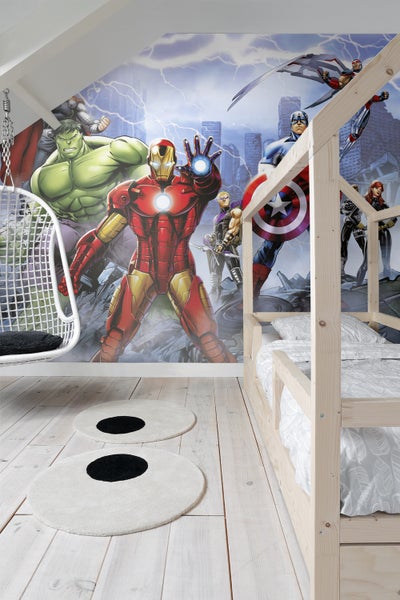 Kinderzimmer mit Avengers-Wandbild, Hausbett und Hängesessel