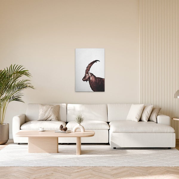 Wohnzimmer mit Sofa, Tisch und Wandbild eines Steinbocks