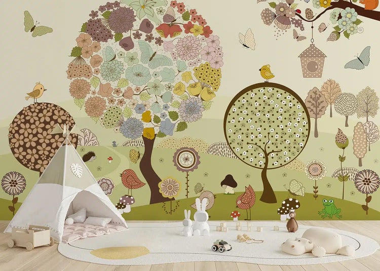 Illustrative Kindertapete mit bunten Bäumen, Tieren und Blumen. Davor ein Spielzelt, Teppich und Holzspielzeug in einem hellen Kinderzimmer.