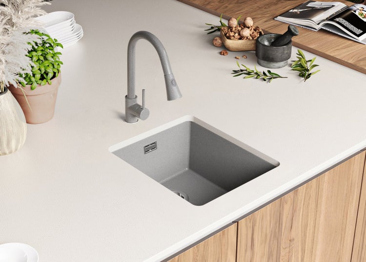 Spüle mit Wasserhahn in einer modernen Küche