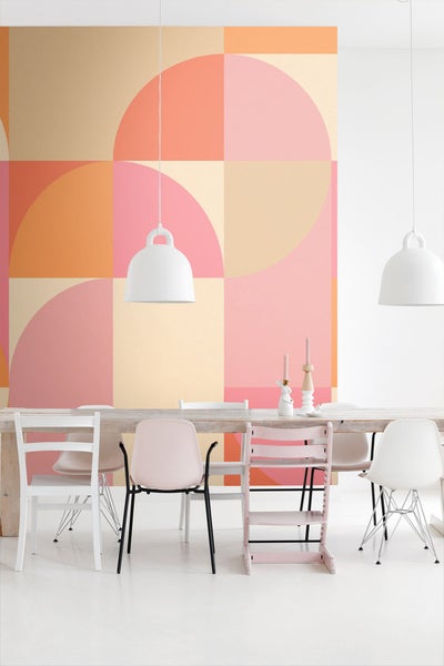 Helles Esszimmer mit Holztisch, Stühlen und geometrischer Tapete