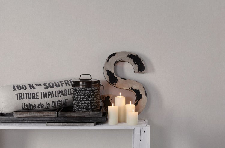 Esszimmer mit rundem Holztisch, schwarzen Stühlen und hölzerner Hängelampe