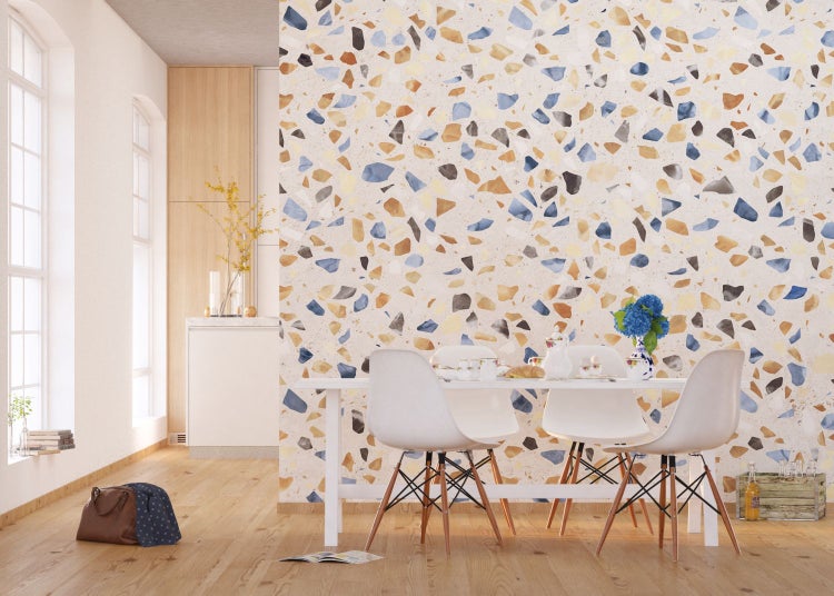 Esszimmer mit Terrazzo-Wand, Esstisch und Stühlen