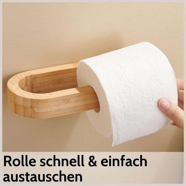 Toilettenpapierhalter aus Holz zur Wandmontage, eine Hand schiebt eine Rolle Toilettenpapier auf den Halter.