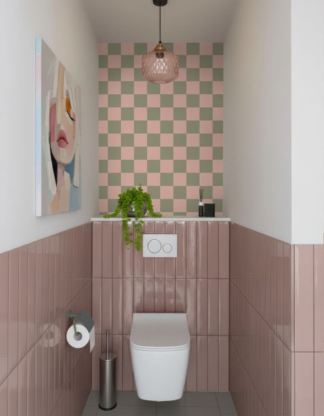 Modernes Gäste-WC mit wandhängendem WC, vertikalen rosa Fliesen, grün-rosa Schachbrett-Wand und dekorativer Hängelampe.