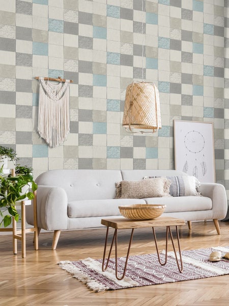 Gartenlandschaft mit Hydrangea, Nelken und Olivenbaum in Pflanzgefäßen auf einer Holzterrasse