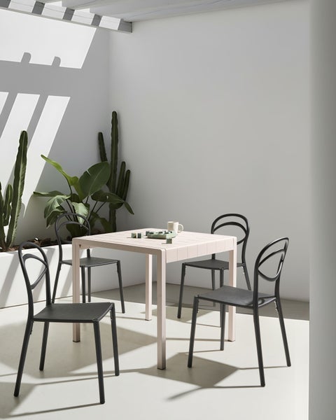 Szene mit einem Tisch und vier Stühlen in einem hellen Raum