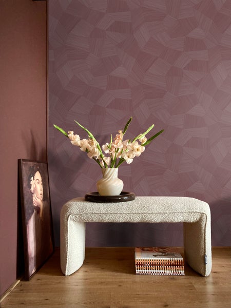 Raumgestaltung mit gemusterter Tapete, Bank, Blumenvase und Bild