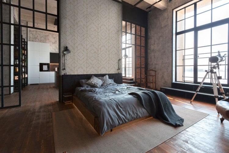 Weinregal aus Holz mit gefüllten Weinflaschen