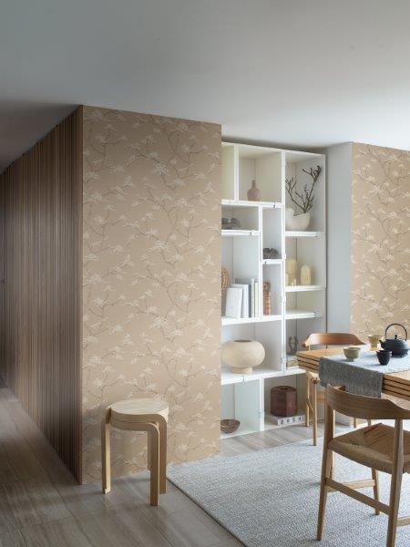 Schlafzimmer-Szene mit gemusterter Tapete, Rattan-Kopfteil und Pflanzen