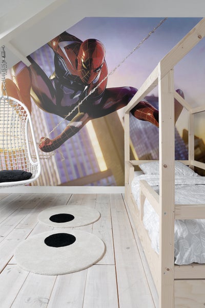 Kinderzimmer mit Spiderman Tapete, Baumhausbett und Schwebesessel