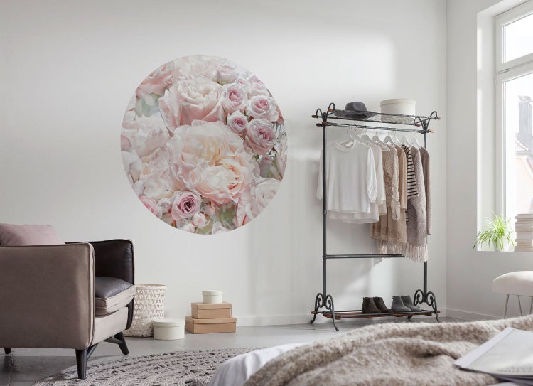 Helles Schlafzimmer mit Wandtattoo aus Rosen, Kleiderständer und Sessel