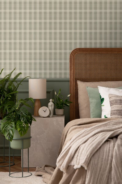 Wohnzimmer mit karierter Tapete, Sofa und Dekorationen für eine gemütliche Atmosphäre.