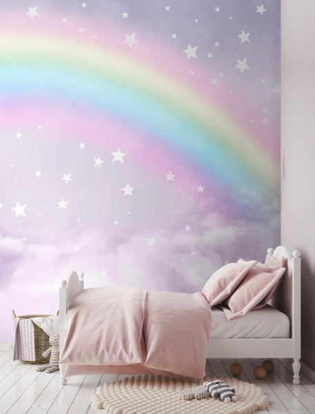 Kinderzimmer mit Bett, Regenbogen-Tapete und dekorativen Elementen für eine helle und freundliche Atmosphäre