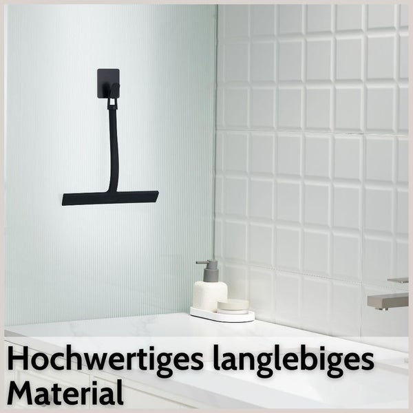 Schwarzer Duschabzieher an Wandhaken in Badezimmer mit Glaswand und Fliesen aus hochwertigem, langlebigem Material.
