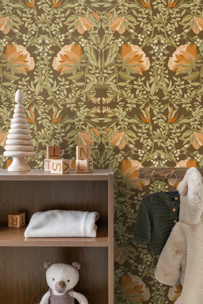 Ein Zimmer mit einer gemusterten Tapete und einer Holzeinrichtung, inklusive Spielzeug und Kinderkleidung.