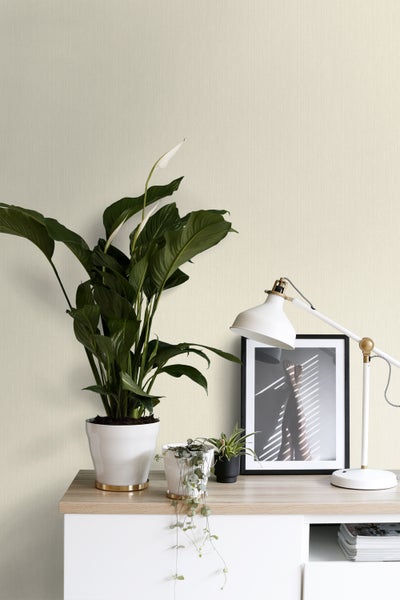 Dekorative Tapete mit Pflanzen auf einem Tisch