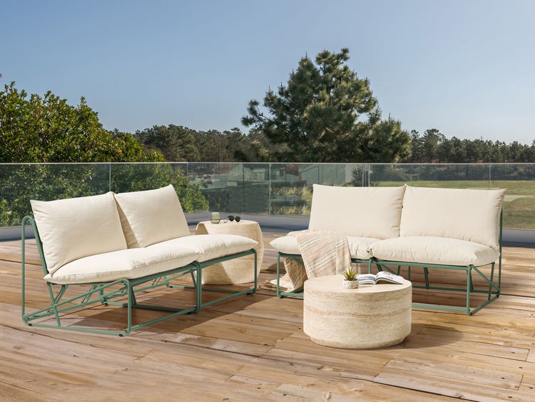Terrasse mit zwei Sofas, Couchtischen und Dekoration