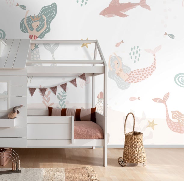 Kinderzimmer mit weißem Hochbett und Wandtapete mit Meerjungfrauenmotiv.
