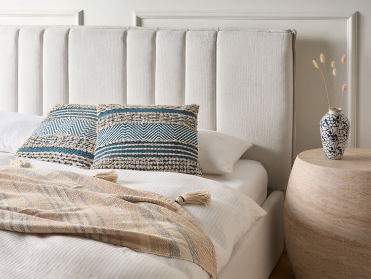 Vier Pendelleuchten mit gerippten Glasschirmen